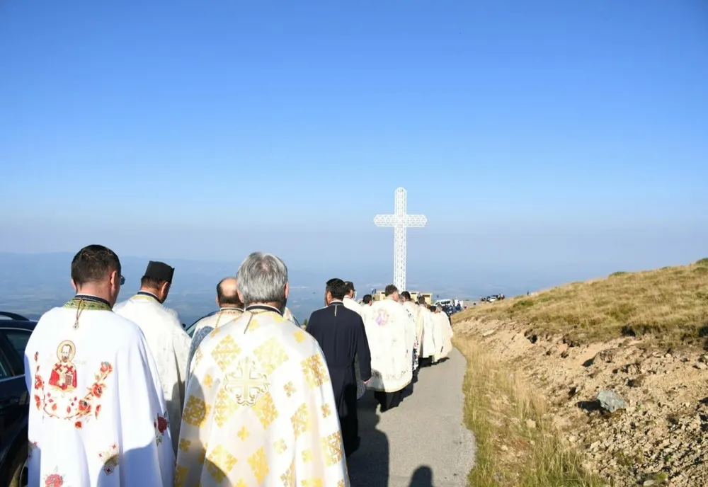 Pelerinaj la Crucea-monument de pe Muntele Mic