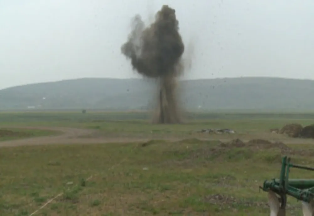 Detonare controlată de muniție. Evitați zona!