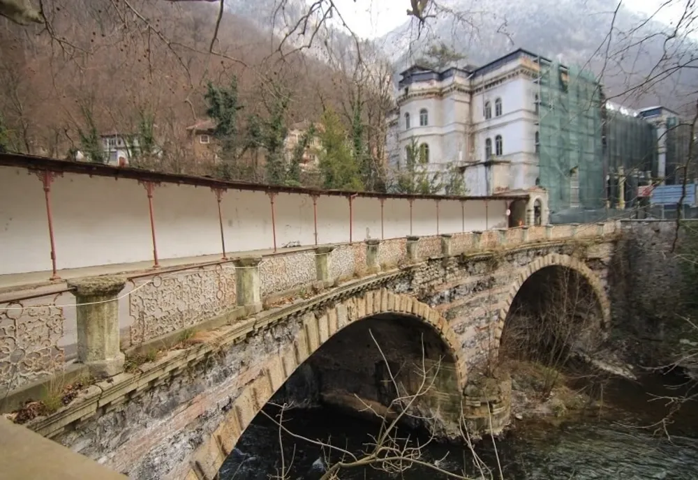 Încep lucrările de restaurare a Podului de piatră din Băile Herculane