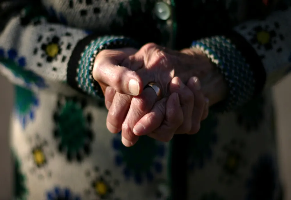 Bătrână cu handicap, jefuită de doi tineri. Femeia căuta ajutor