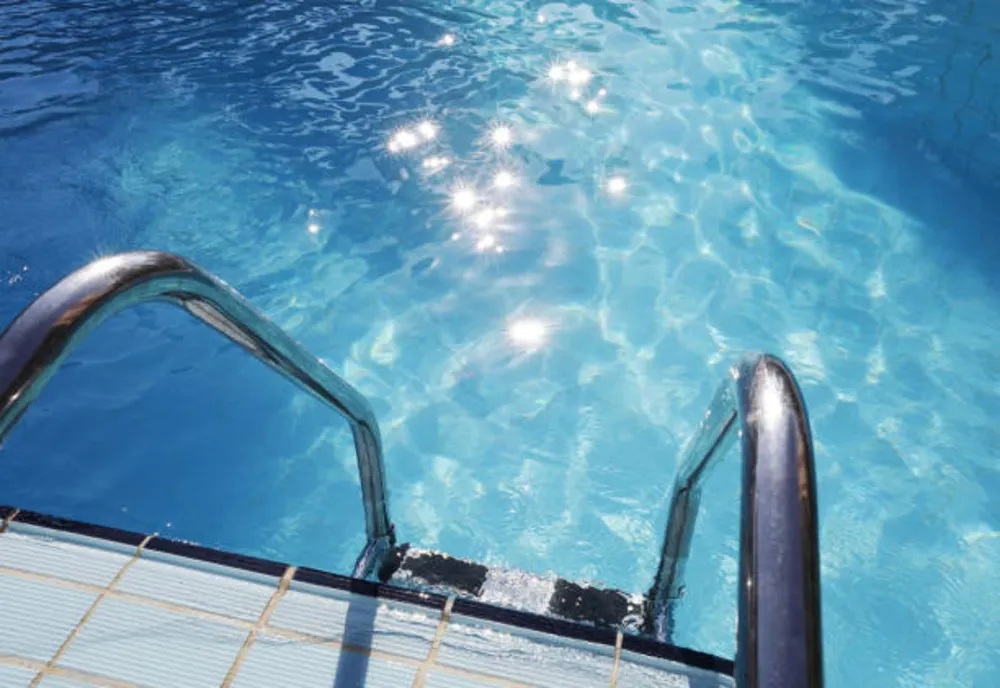Dosar penal deschis în cazul unui copil găsit inconştient în piscina unei pensiuni în staţiunea Straja