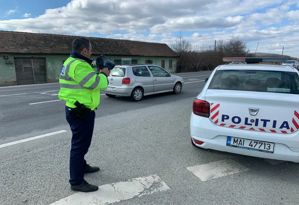 Șoferul unui autocar a rămas fără permis și a fost amendat după ce a fost surprins într-o depășire periculoasă