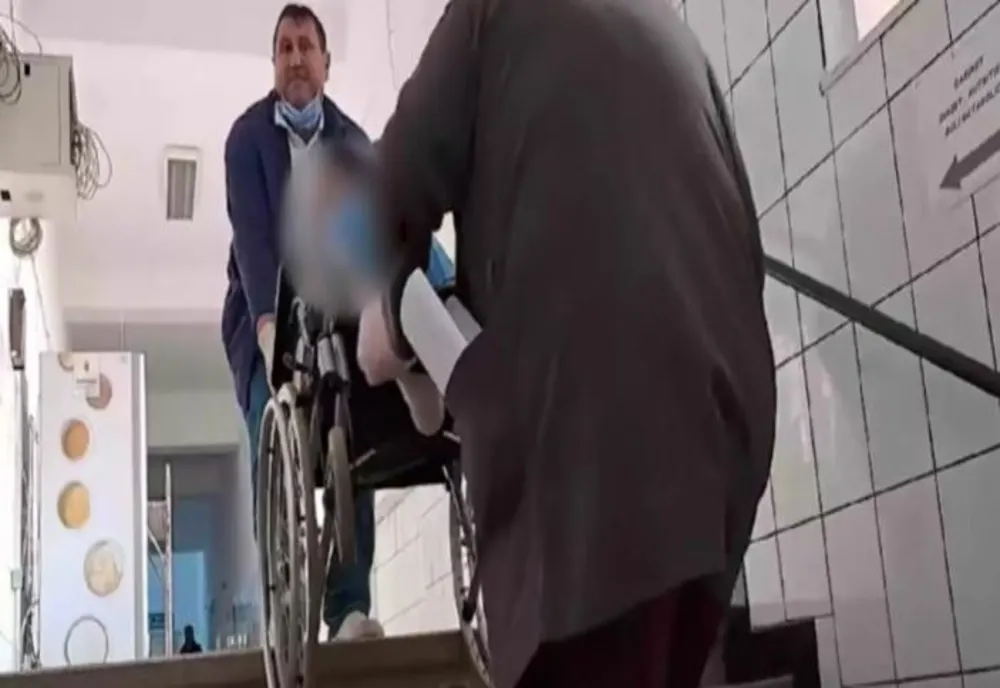 Pacienți imobilizați, cărați pe scările spitalului din Reșita cu targa sau în cărucioare! Scene REVOLTĂTOARE - VIDEO