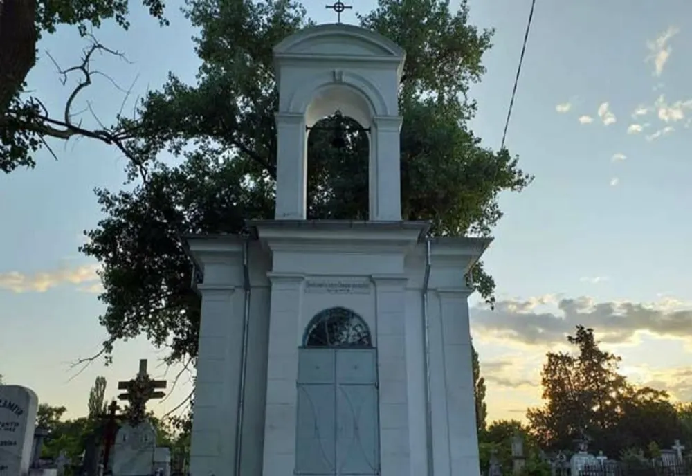 Și-au făcut mare păcat: au furat din cimitir, în zilele de Paști