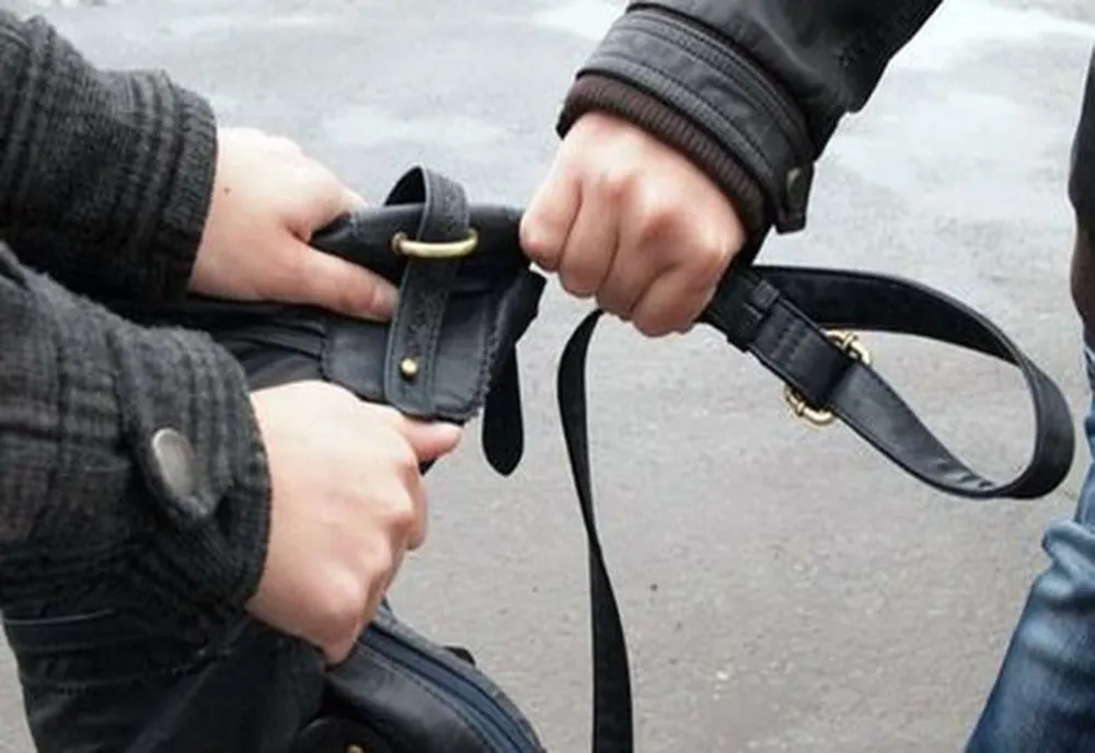 Reținut de polițiști după ce a trântit la pământ o femeie și i-a furat geanta