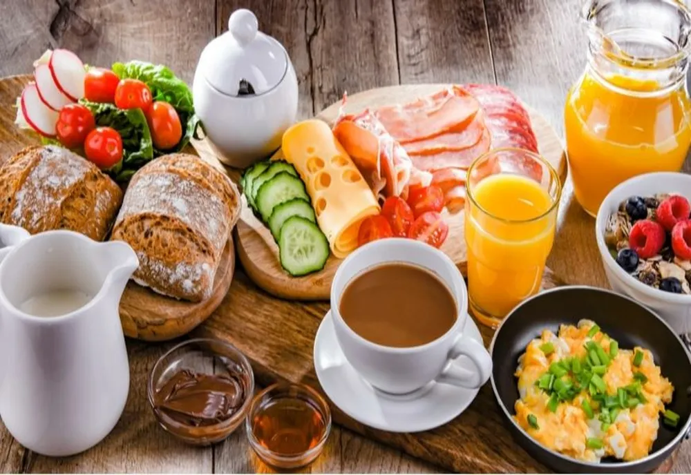 Ce să NU mai mănânci niciodată la micul dejun. Cea mai nocivă combinație la cafea