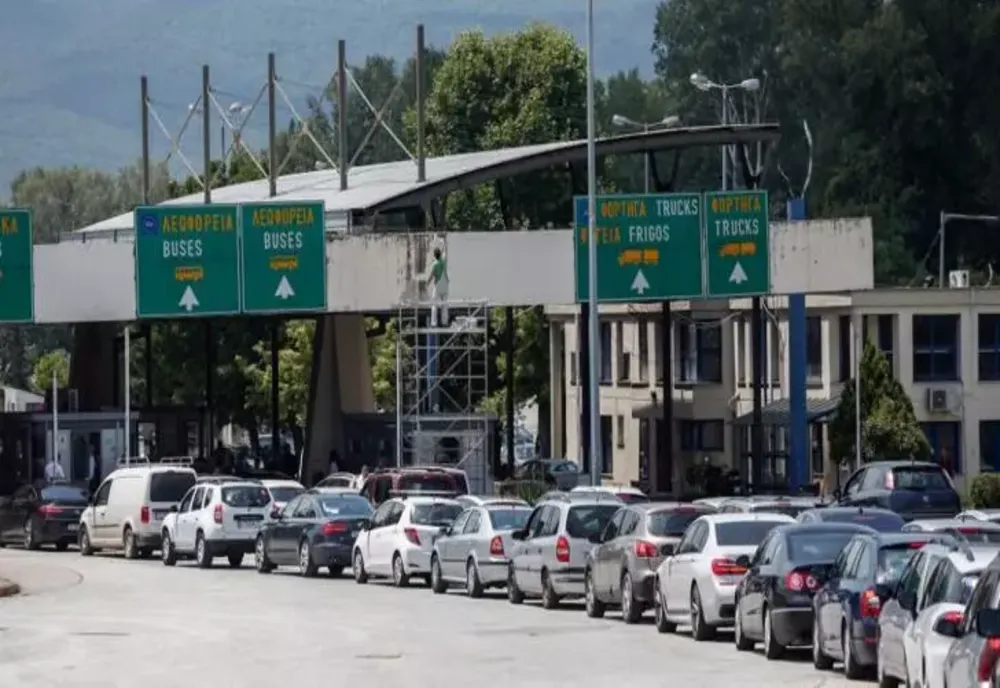 Opt străini au fost expulzați după ce au încercat să treacă fraudulos granița