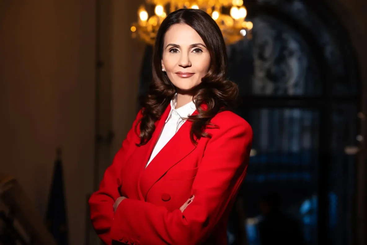 Anca Alexandrescu: Cred că guvernul va trece destul de lejer. Paradoxal, se va întâmpla din cauza deciziilor greșite luate de George Simion