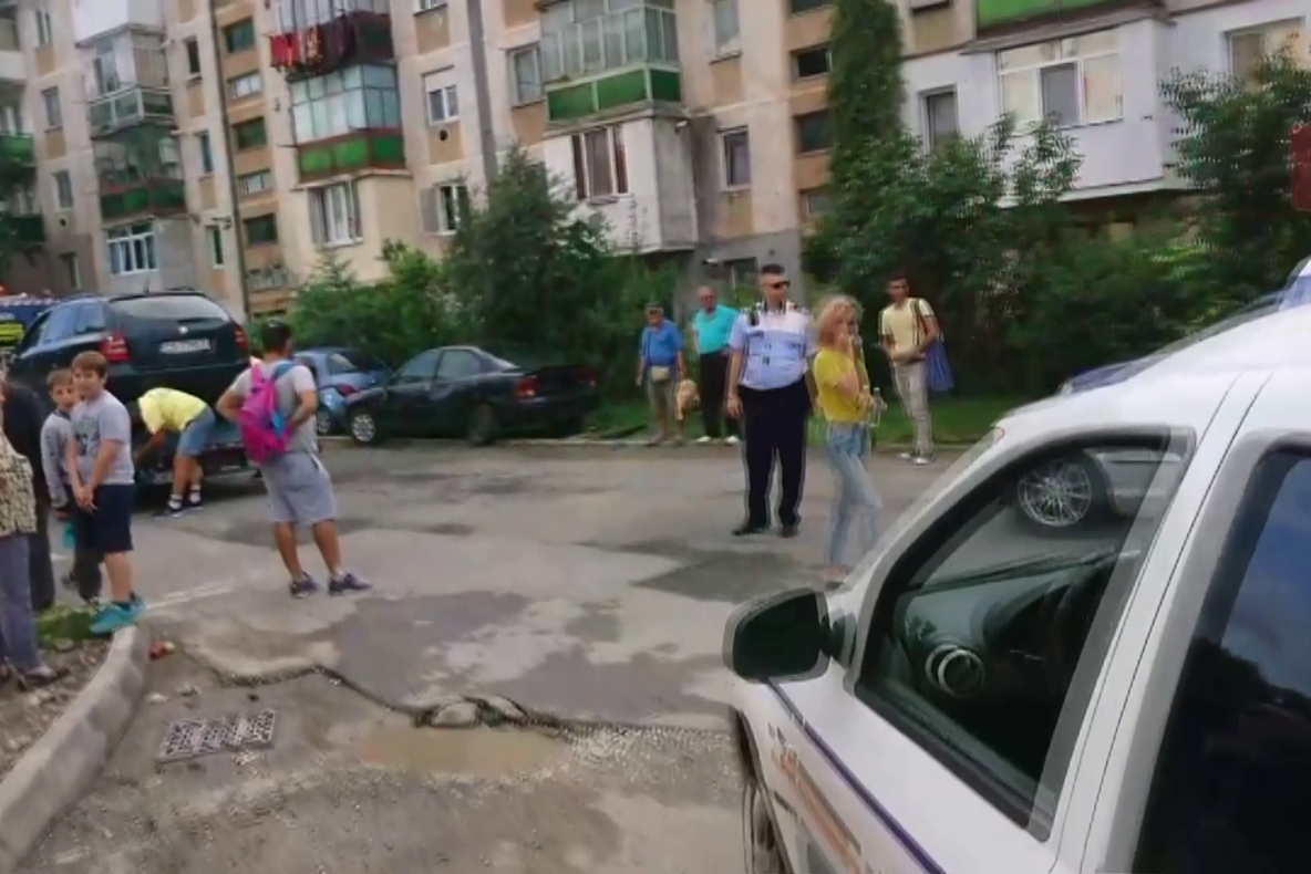 Autoturism răsturnat la Reșița după un carambol cu trei autoturisme FOTO VIDEO