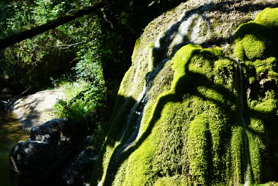 Circulația pe drumul spre Cascada Bigăr oprit pentru câteva ore în această dimineață