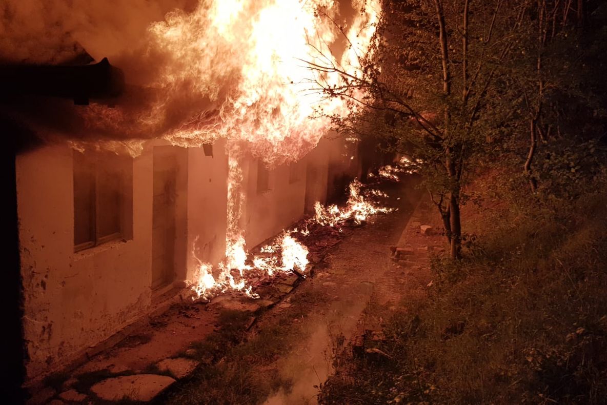 Incendiu puternic la Ciudanovița, pompierii militari au salvat două pisici FOTO