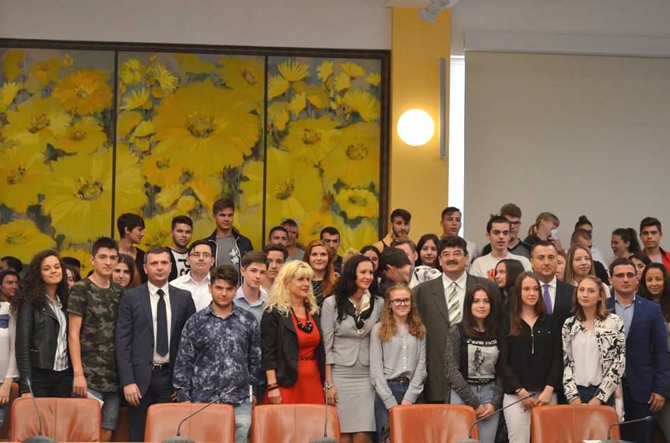 Natalia Intotero la masă cu elevii cărășeni FOTO