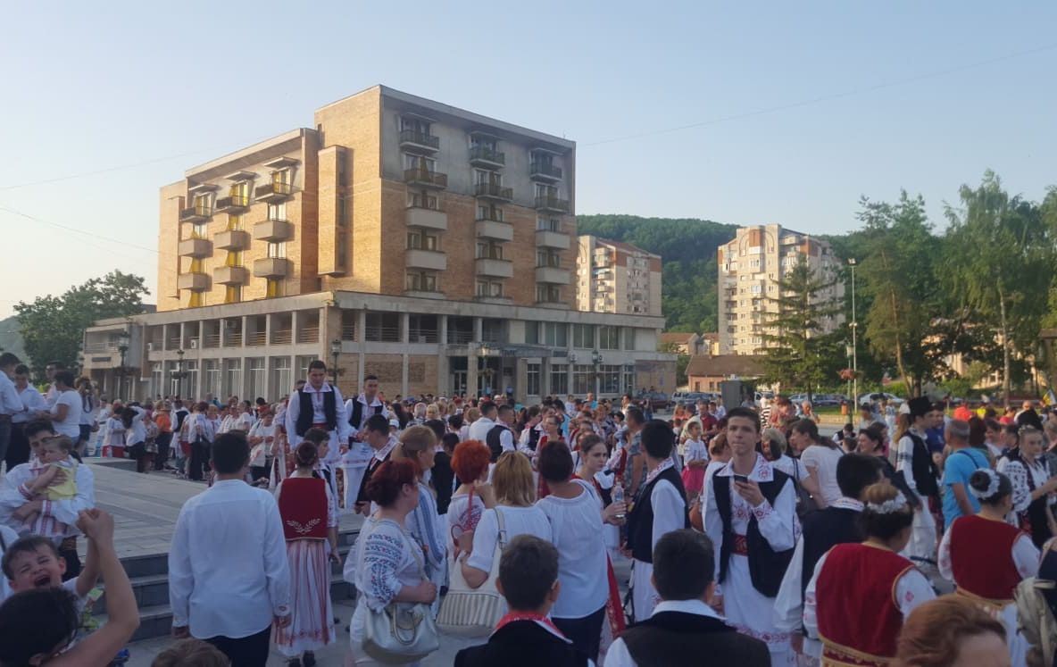 500 de persoane în costum popular în Centrul Civic VIDEO