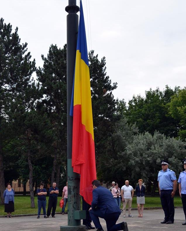 Prefectul Matei Lupu îngenuncheat FOTO