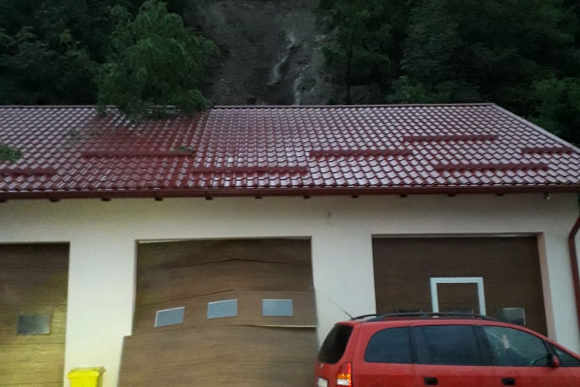 Intervenții nocturne ale pompierilor datorită codului roșu de indundații