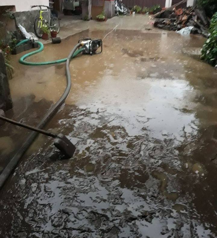 Autoritățile atrag atenția: gunoaiele aruncate la întâmplare fac ca anumite zone din oraș să se inunde la orice ploaie