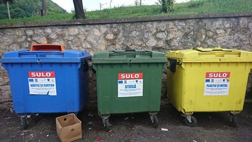 Doi copii rămași captivi într-un tomberon salvați de pompierii militari