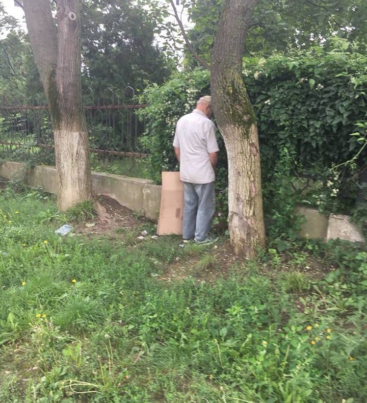 Sancționat contravențional și moral pentru că s-a urinat în public: primarul l-a postat pe facebook FOTO VIDEO