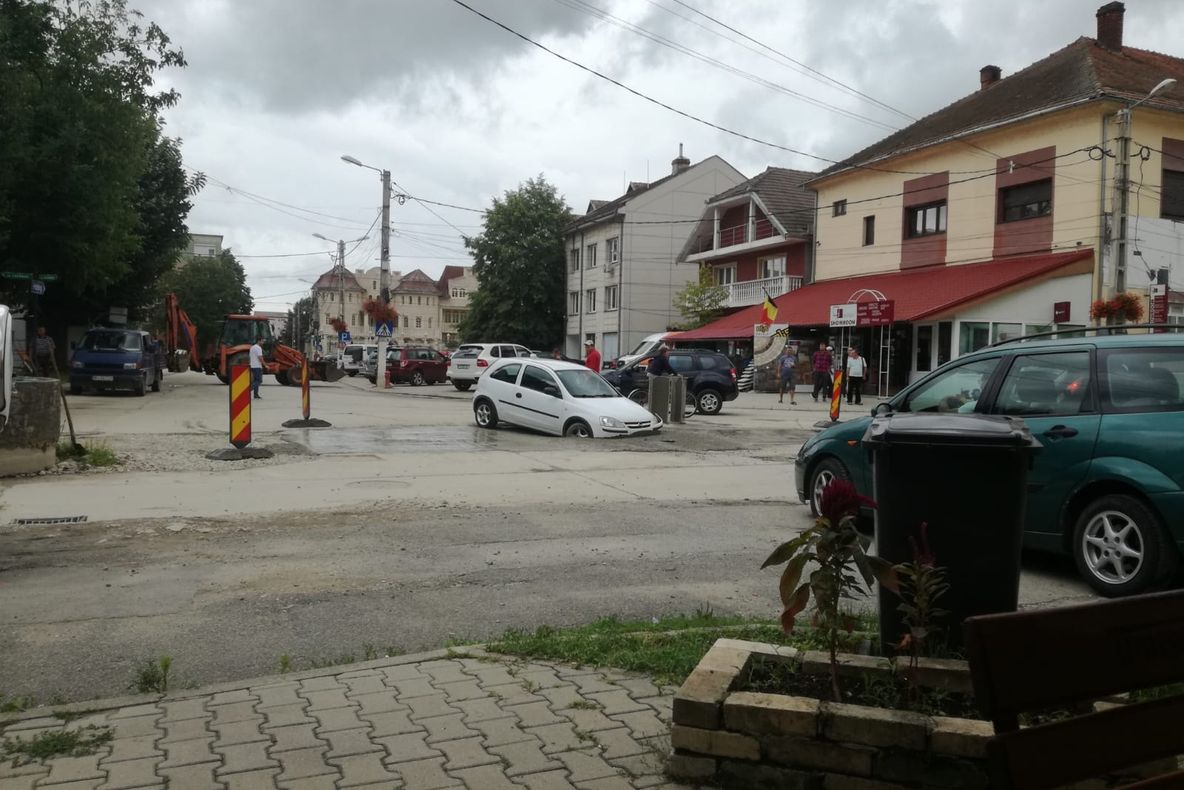 Mașină căzută într-o groapă proaspăt cimentată chiar în fața Poliției Caransebeș FOTO