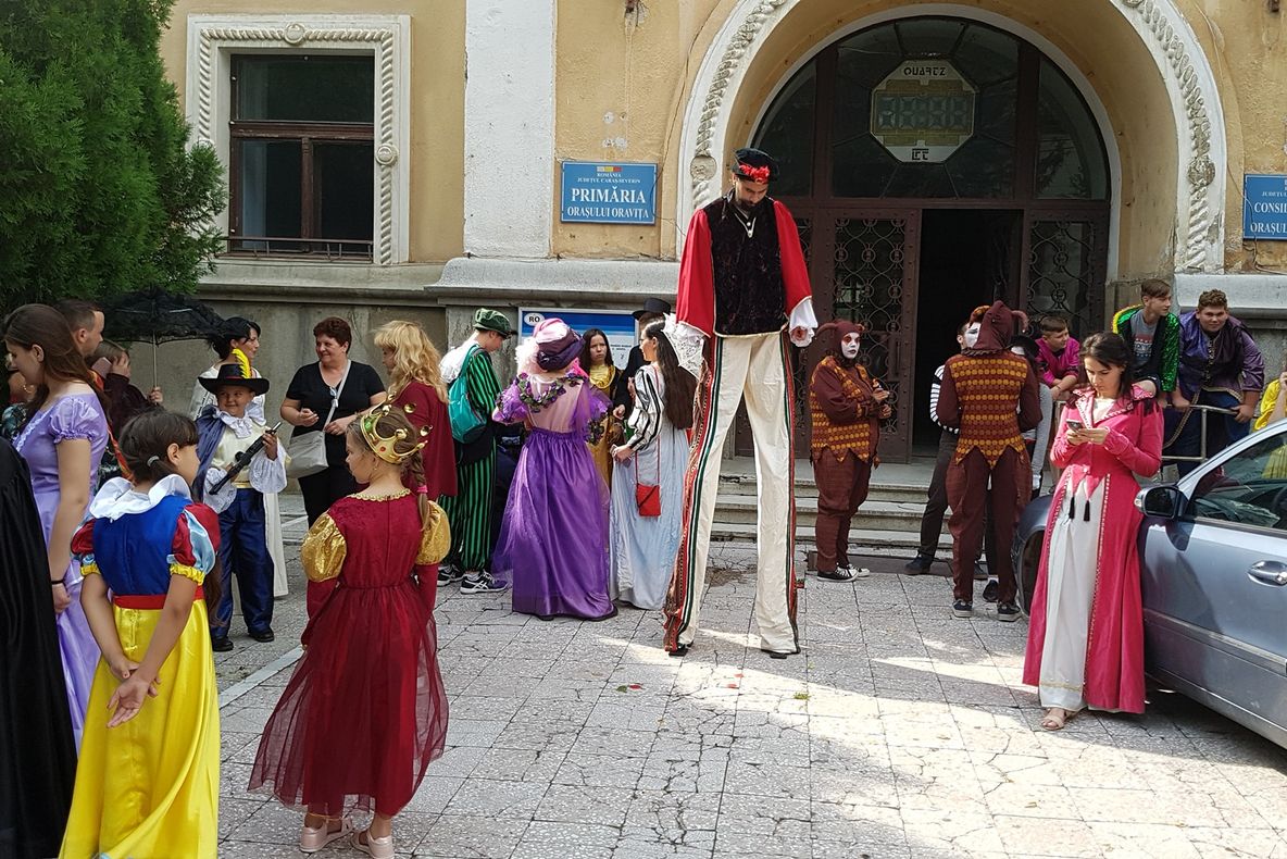 Paradă cu costume de epocă la Oravița VIDEO