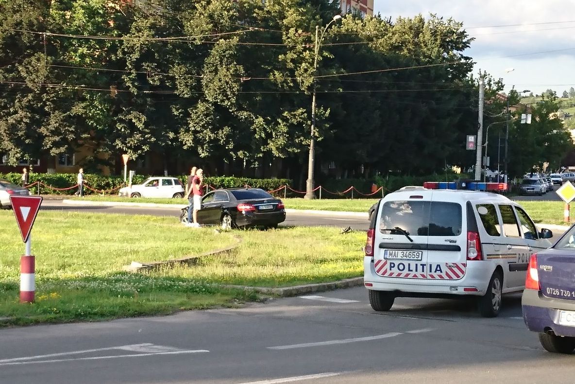 Accident în sensiul giratoriu de la Intim FOTO-VIDEO