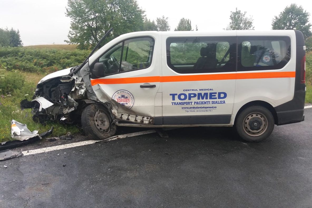 Ambulanță implicată în accident rutier pe DN 58 FOTO