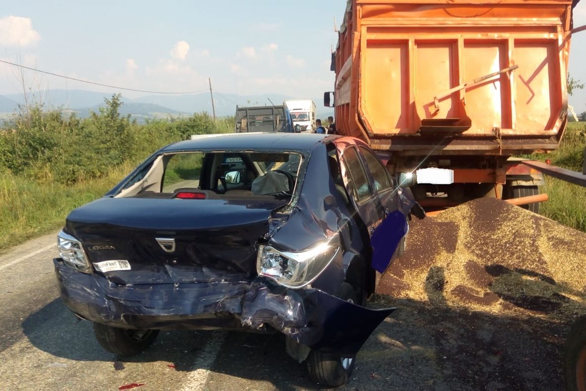 Accident inedit pe DN 57: un camion cu rapiță a pierdut recolta pe carosabil în urma unei coliziuni FOTO-VIDEO