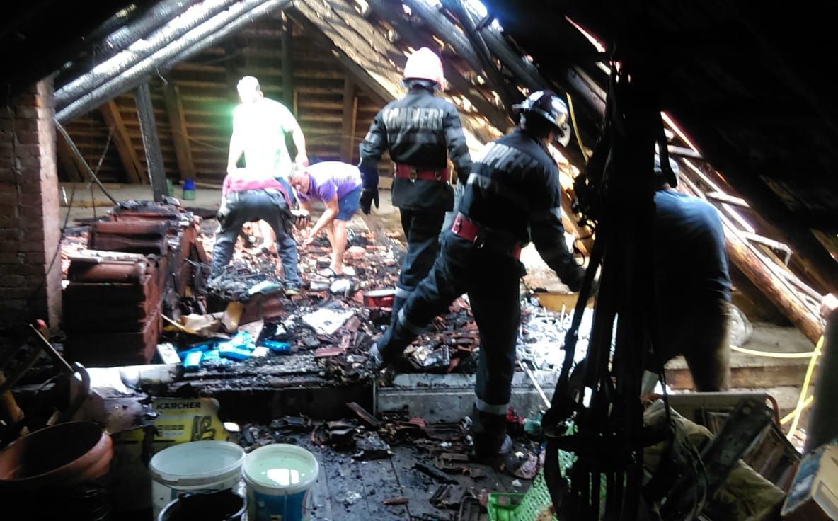 Casă în flăcări la Carașova FOTO