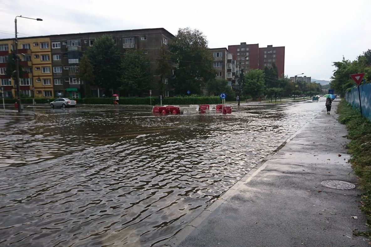 Ploile și furtunile continuă până luni seara, Caraș-Severinu rămâne sub cod galben