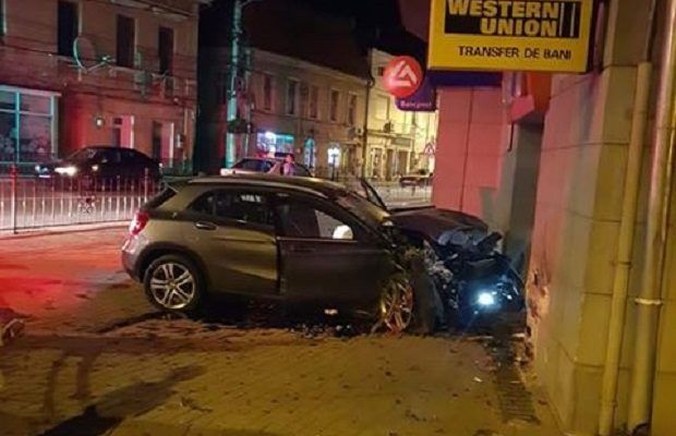 A intrat cu mașina în Bancă, la Caransebeș