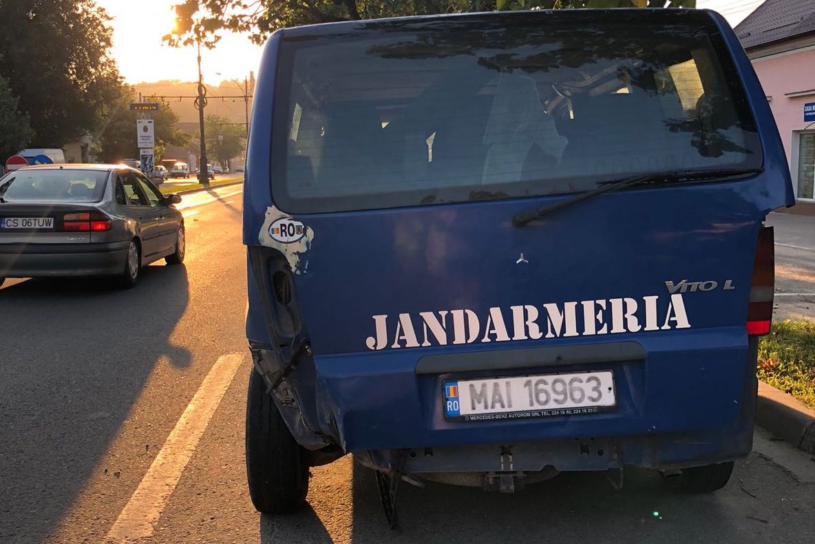 Scandal și bătaie pe Strada Constructorilor din Reșița VIDEO