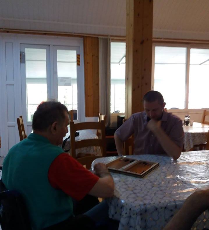 Directorul de la CPV Reșița joacă table cu bătrânii