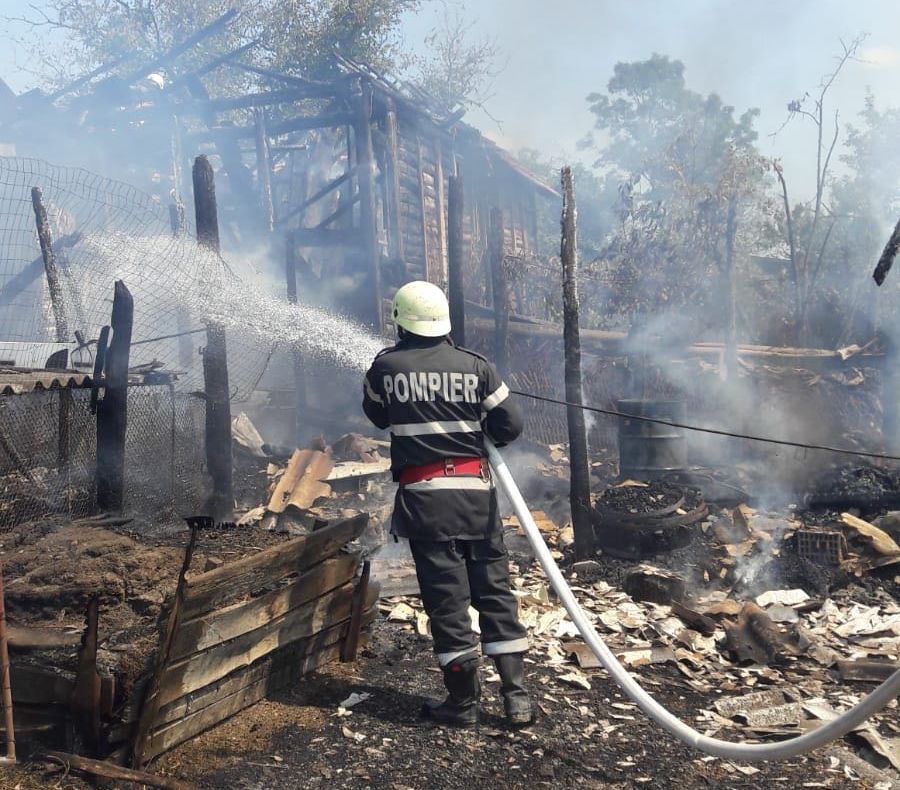 Incendiu în urdiniș FOTO