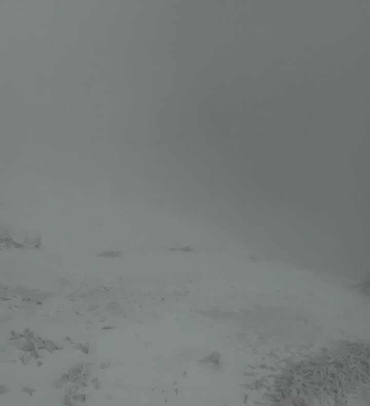 Pe Țarcu a nins și salvamontiștii avertizează turiștii să se echipeze corespunzător