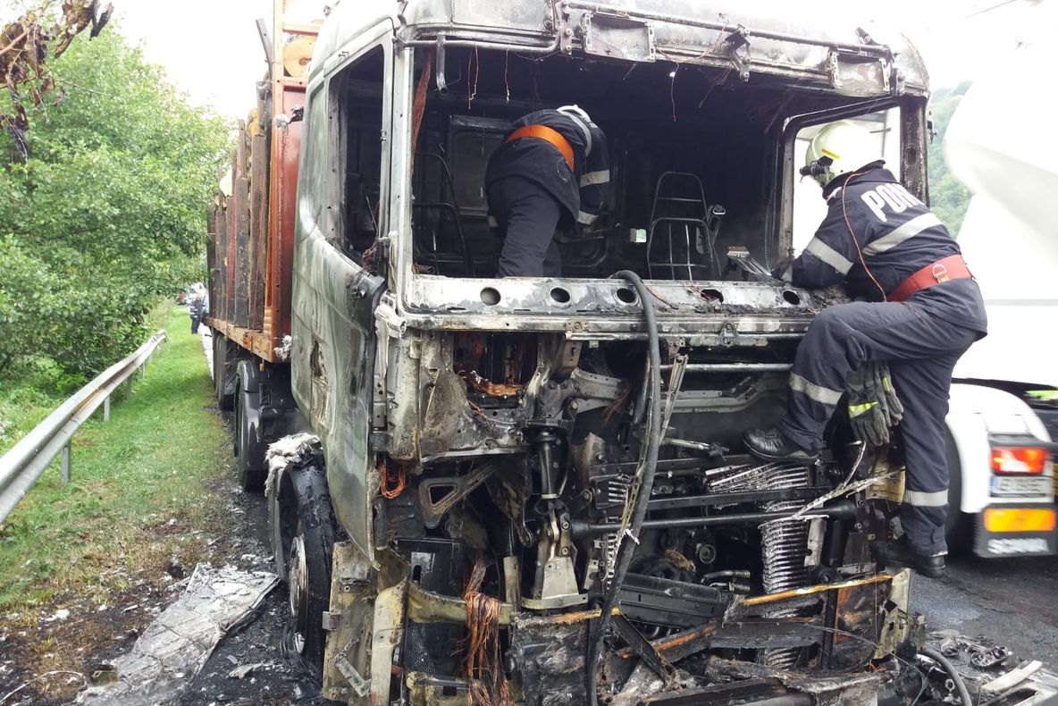 O haveză cu lemne a luat foc la Băuțar FOTO