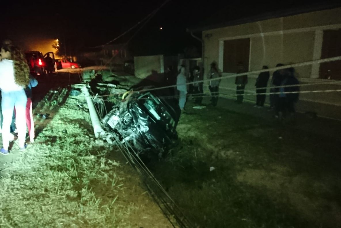 Nu și-a calculat corect depășirea și a ajuns în stâlp FOTO-VIDEO