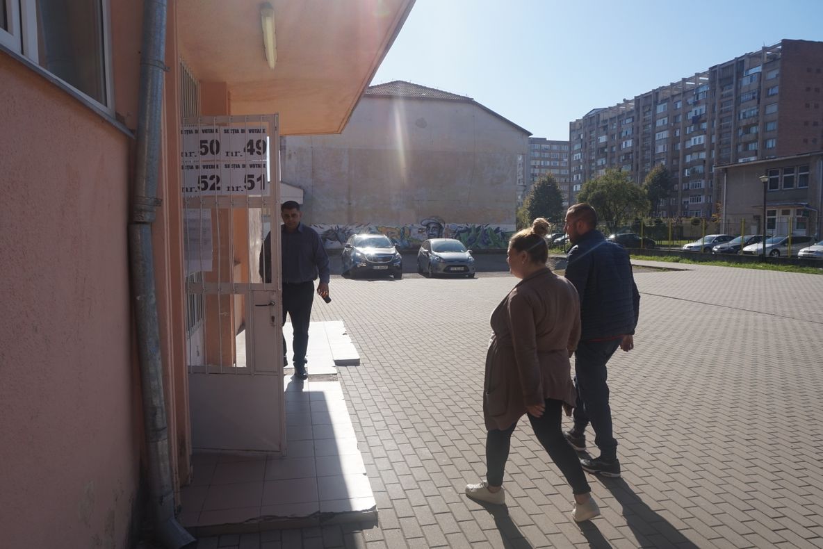 Cărășenii s-au grăbit să voteze, județul printre primele pe țară la prezența la vot VIDEO