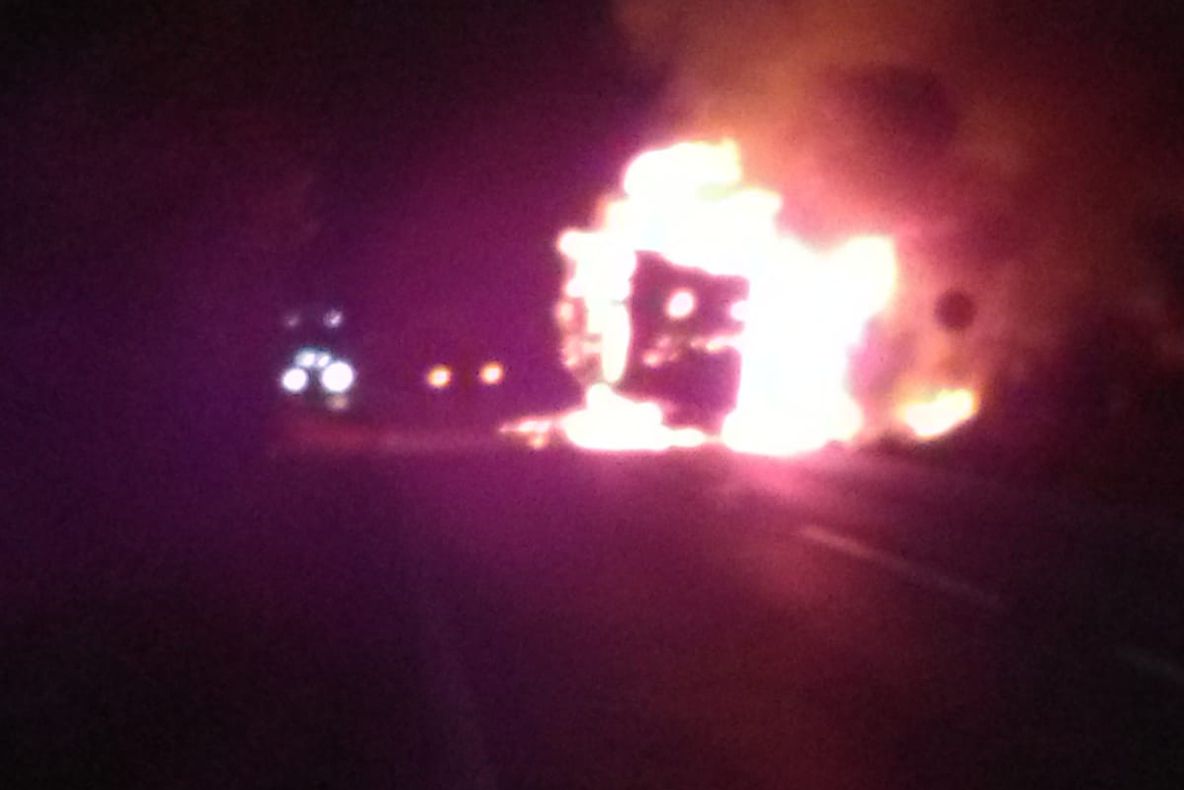 Un TIR încărcat cu ceai a luat foc pe Dealul Ciregău FOTO