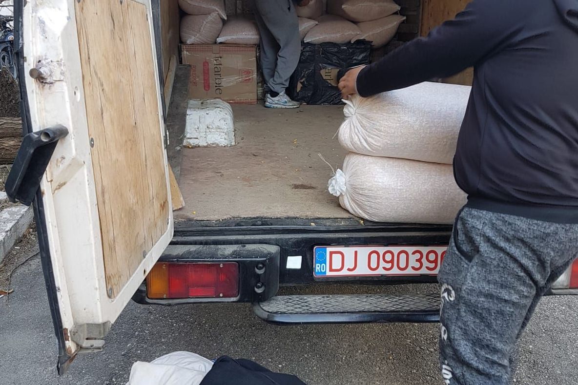 De la cules porumbul la contrabandă cu tutun