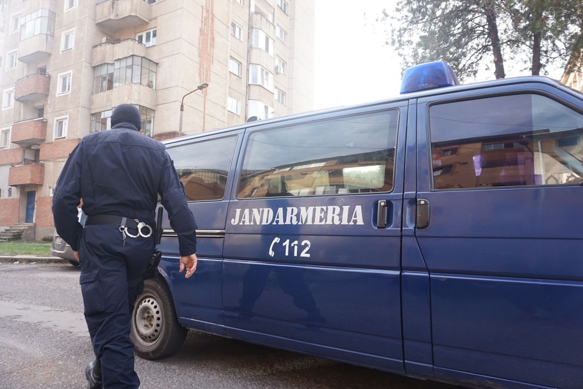 Zeci de percheziţii la un grup de traficanţi de droguri din Gorj