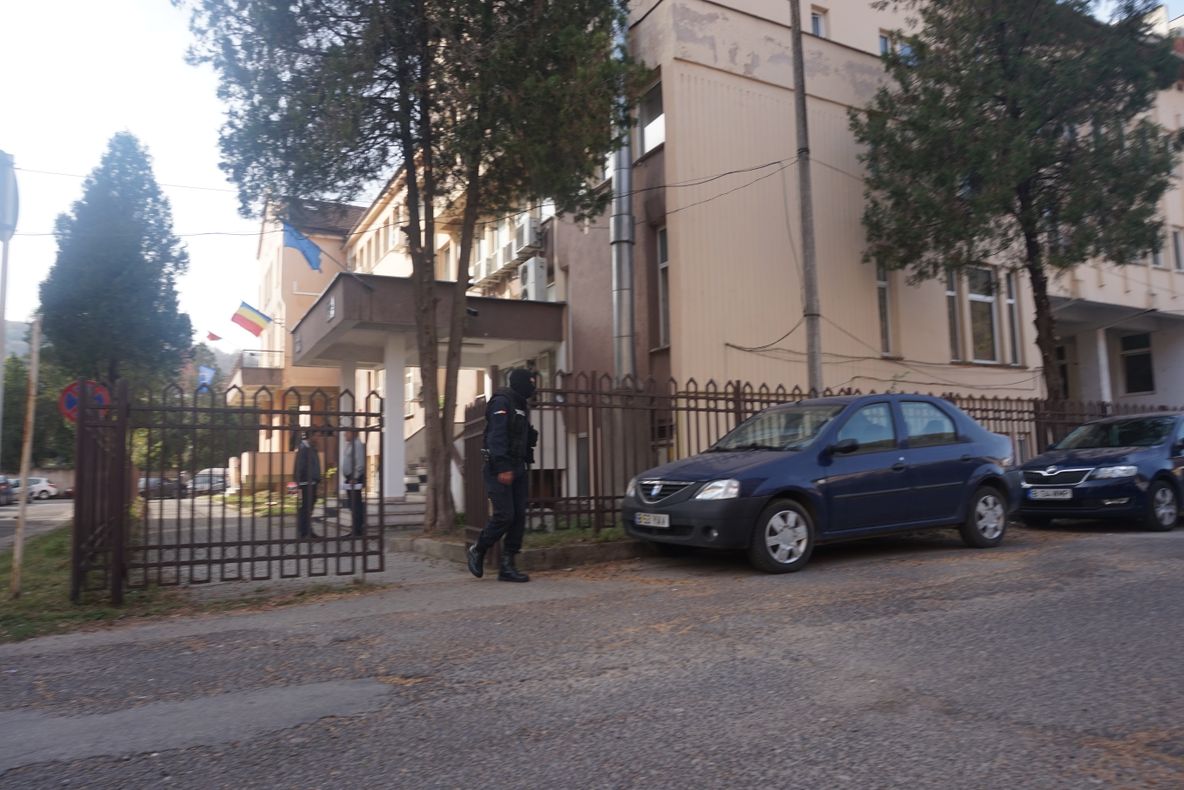 VIDEO Droguri din Timișoara vândute la Reșița, rețeaua destructurată de către DIICOT