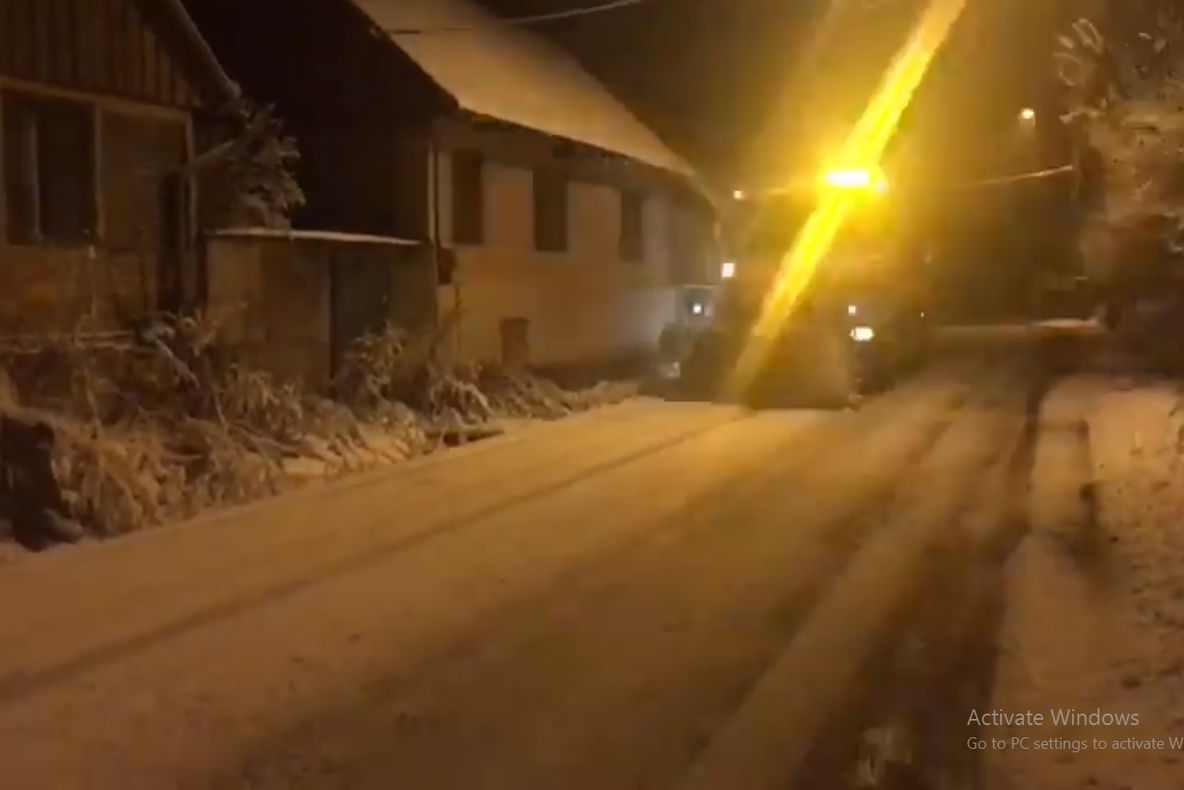 A nins și Caraș-Severin, unde au intervenit drumarii VIDEO