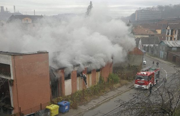 Incendiu puternic în Centrul Reșiței, pompierii se chinuie să afle proprietarul clădirii VIDEO