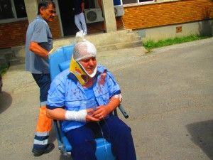 Un polițist de la Slatina Timiș a ajuns la spital după ce a fost lovit cu toporul în cap