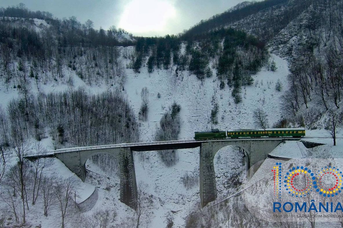 Trenuri de călători oprite între Topleț și Valea Cernei din cauza codului portocaliu