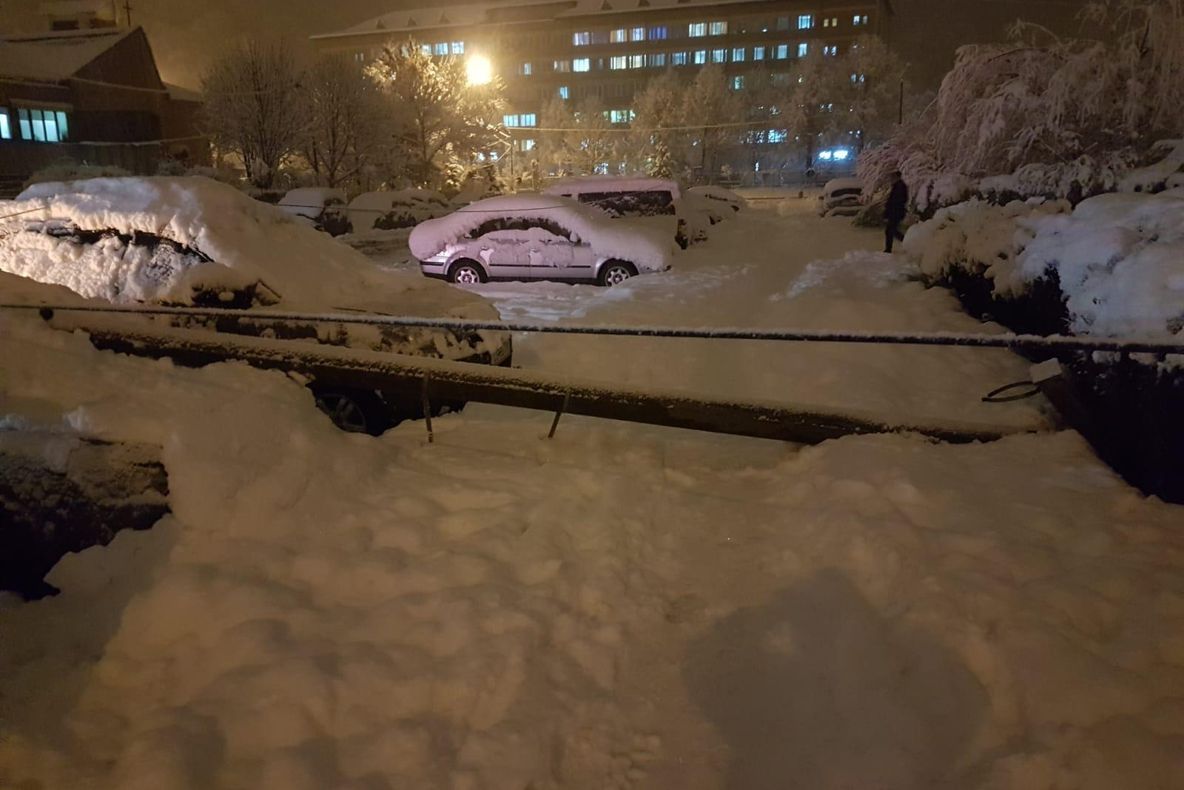 Noapte de coșmar pentru zeci de mii de familii, fără curent în mijlocul nămeților