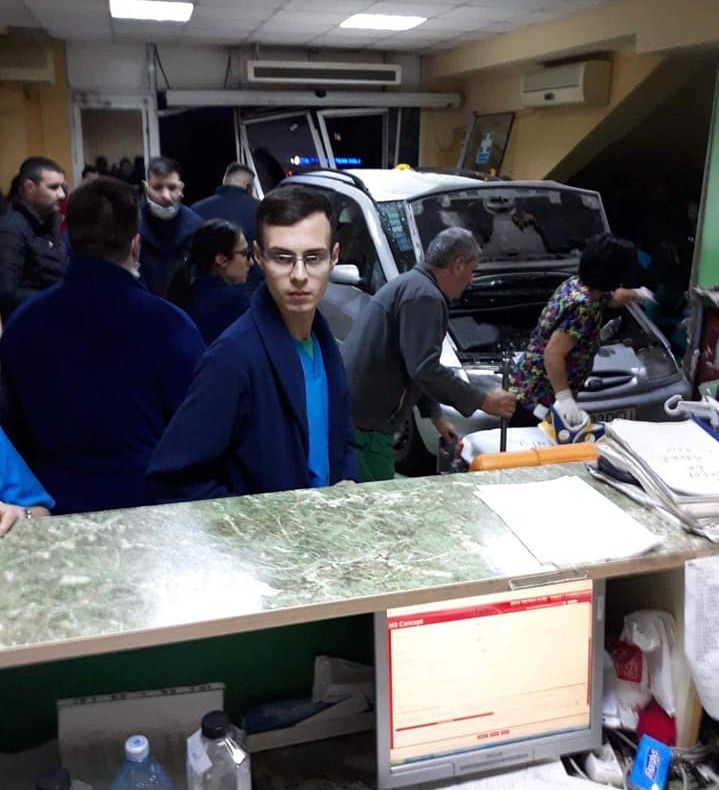 Panică la Craiova. Un cărășean a intrat cu maşina prin uşile spitalului de Urgenţă