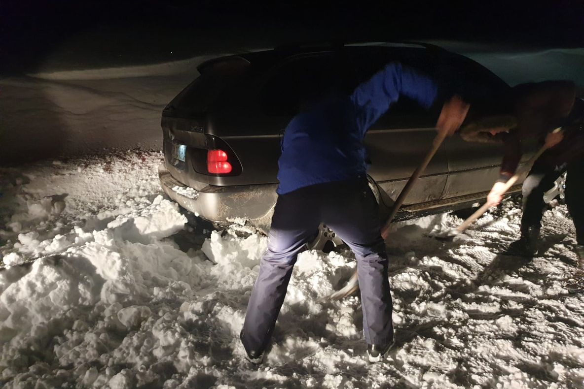 Nu au respectat indicatoarele rutiere și au rămas înzăpeziți, salvarea lor a venit de la jandarmii montani FOTO-VIDEO