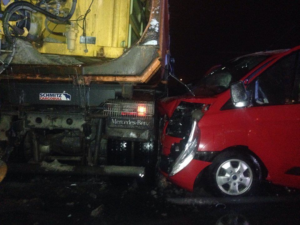 Microbuz înfipt într-un utilaj de deszăpezire, pe o șosea din Timiș, trei cărășence în spital