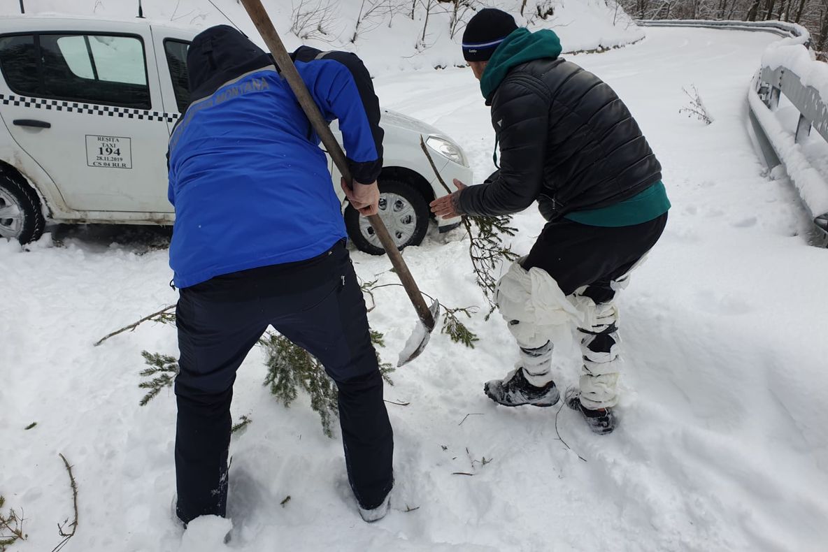 Taximetrist salvat de jandarmi pe Transalpina Banatului FOTO-VIDEO
